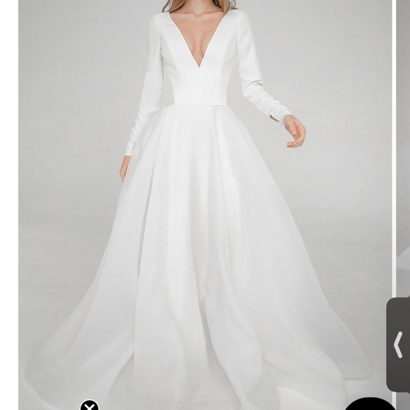 Olivia Bottega Wedding Dress (with unique back customization) - Picture 1 of 6